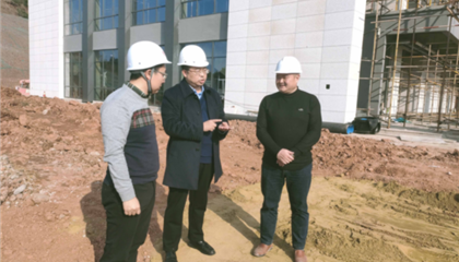 遂寧興業(yè)集團(tuán)黨委副書(shū)記、監(jiān)事會(huì)主席、工會(huì)主席石鎮(zhèn)槐深入遂寧市興學(xué)商務(wù)中心項(xiàng)目、公共衛(wèi)生臨床醫(yī)療中心一期項(xiàng)目進(jìn)行實(shí)地巡查