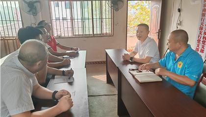 向誠率隊到聯(lián)系村宣講黨的二十屆三中全會、省委十二屆六次全會精神并調(diào)研督導(dǎo)駐村幫扶工作